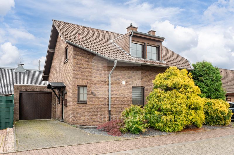 Freistehendes Einfamilienhaus mit Pool in Bedburg - Lipp.